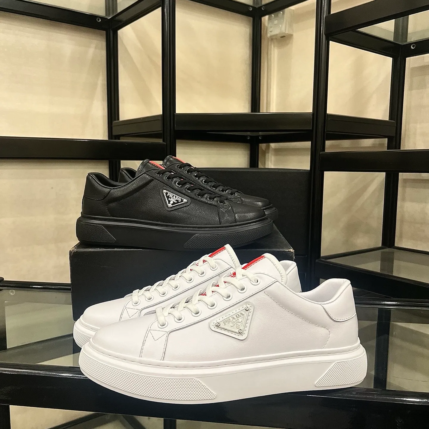 Men's shoes💰440 Prada/Prada Men's new casual shoes, this upper is made of imported calfskin + sheep lining! The outside is decorated with the P family's classic metal triangle enamel logo, and the outsole is made of non-slip sports foam ultra-light outsole, which feels good on the feet and is a fashionable and fashionable item!  Size: 38-44 (45 customized)